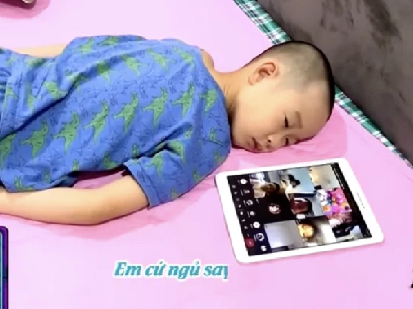 'Anh da nâu' VTV tái hiện chuyện éo le khi học online theo cách không ai ngờ: Mời các em đặt câu với chữ 'SAO'!