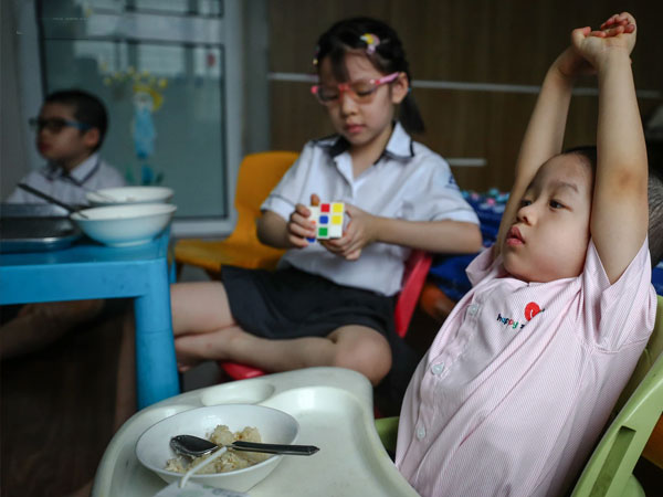 Học sinh tiểu học, mẫu giáo trong lễ khai giảng đặc biệt qua tivi ở Hà Nội