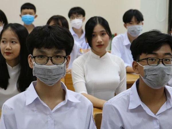 Chùm ảnh đặc biệt: Những tỉnh thành hiếm hoi cho học sinh khai giảng trực tiếp trên trường!