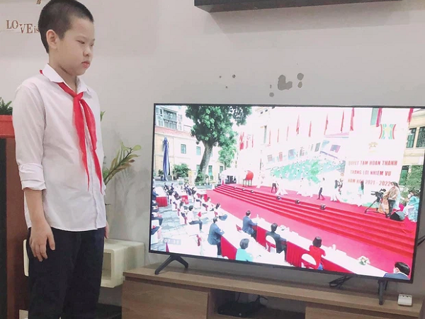 Chùm ảnh khai giảng online bá đạo của học trò: Người ngái ngủ, trông em, tranh thủ đọc cả truyện tranh, ăn mì,...