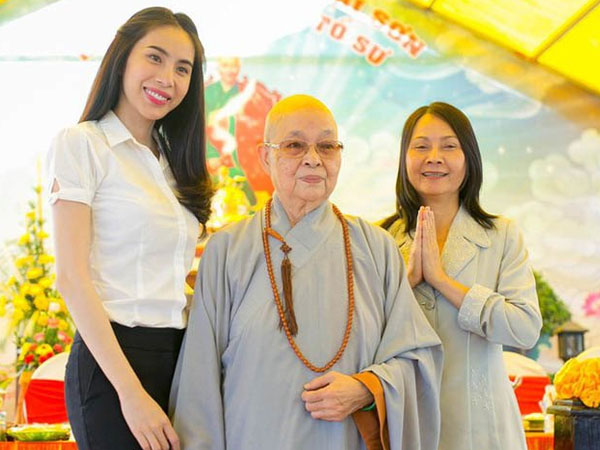 Mẹ Thuỷ Tiên chia sẻ về tin đồn con gái 'nuốt' 42 tỷ từ thiện, ẩn ý về 'quả báo'