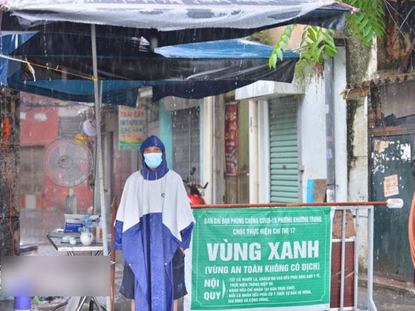 Hà Nội mưa trắng trời, cán bộ đội mưa bám chốt kiểm soát người ra vào khu vực vùng xanh