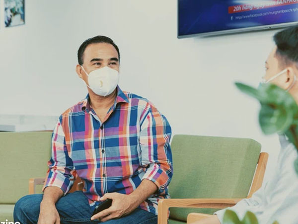 Quyền Linh bất ngờ hết tiền điện thoại trên sóng livestream, dân tình từ bật cười chuyển sang xúc động vì lý do đằng sau
