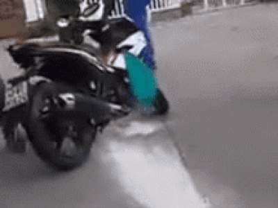 Người đàn ông chạy xe đâm gãy thanh chắn, tấn công công an ở chốt kiểm dịch và pha quật ngã trong vài giây