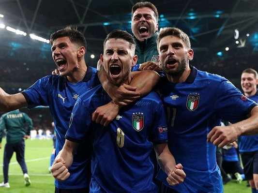 Tranh cãi về kỉ lục bất bại của Italia