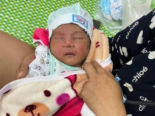 Bé trai 3 ngày tuổi bị bỏ rơi dưới chân núi lúc rạng sáng kèm mảnh giấy 'xin hãy nuôi con em nên người'