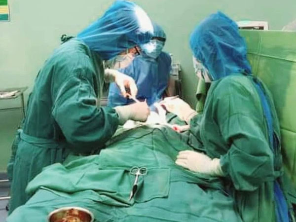 Sang nhà hàng xóm chơi, bé trai 2 tuổi bị chó cắn nát vùng đầu và mặt