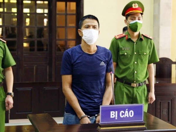 Bị phạt 33 tháng tù vì cầm gạch dọa, bóp cổ lực lượng chức năng
