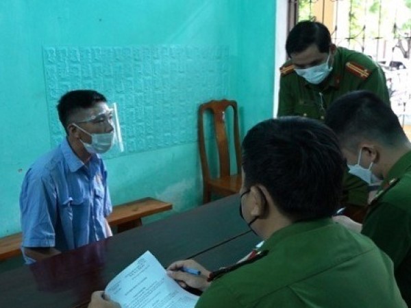 Hàng chục cảnh sát vây bắt người chồng chém vợ