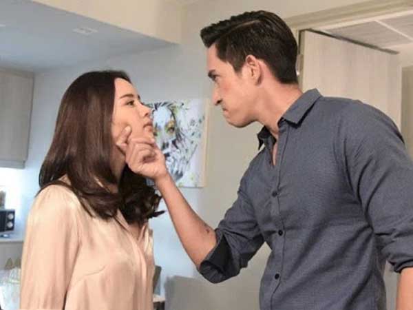 Đến chiếc điều hòa cho con mà chồng cũng tháo mang đến sống cùng người tình, qua hơn 1 năm vợ cũ giật mình nhìn người ngồi ở hiên nhà