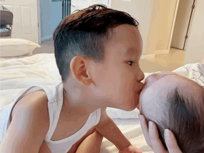 Phạm Hương hé lộ sương sương dung mạo của con trai thứ 2, khoảnh khắc anh cả Maximus hôn em nhìn mà tan chảy