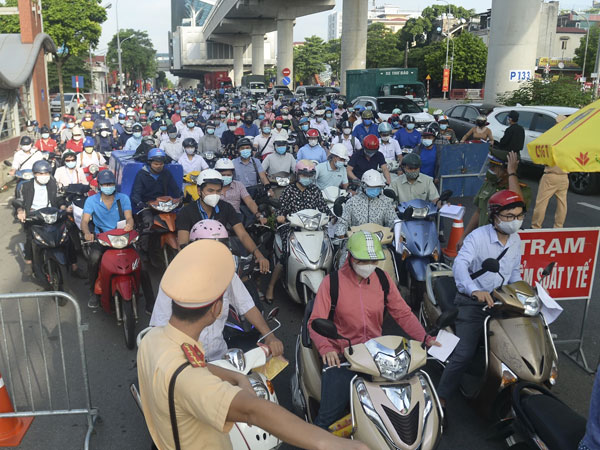 Hà Nội: Sáng đầu tuần, một chốt kiểm dịch ùn ứ nghiêm trọng