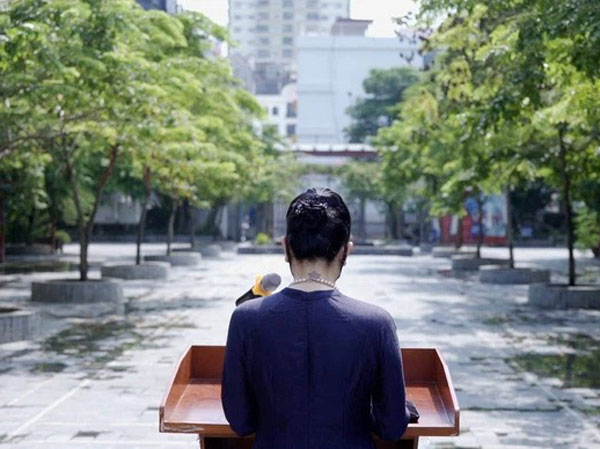 Học sinh và phụ huynh nói gì về 'hình xăm gây tranh cãi' của cô Phó Hiệu trưởng trong bức hình khai giảng lịch sử?