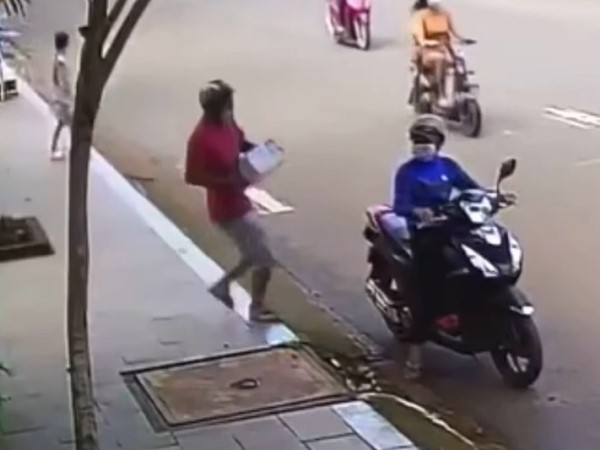 Đôi nam nữ mua bia nhưng không trả tiền, lên xe máy phóng đi
