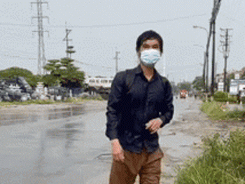 Chứng kiến thanh niên cố chạy theo xe tang để nhặt 20k, người phụ nữ hỏi chuyện rồi ngớ người khi biết lý do