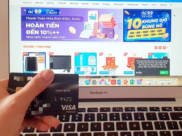 Chủ thẻ tín dụng được giảm lãi suất và hoàn tiền