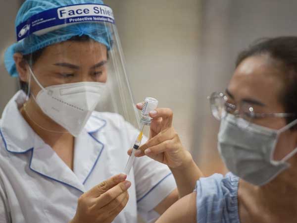 Tiêm đủ 2 mũi vắc xin đã đủ an toàn để đi lại? Chuyên gia phân tích điều mọi người cần phải biết
