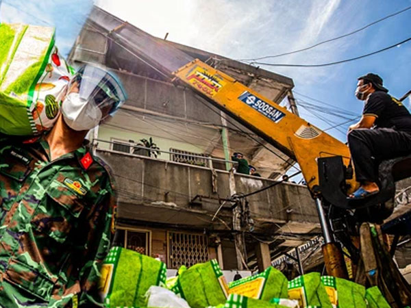 Ảnh, clip: Các chiến sĩ bộ đội cùng đội thiện nguyện dùng 2 xe cẩu phát nhu yếu phẩm cho người dân tại chung cư Sài Gòn