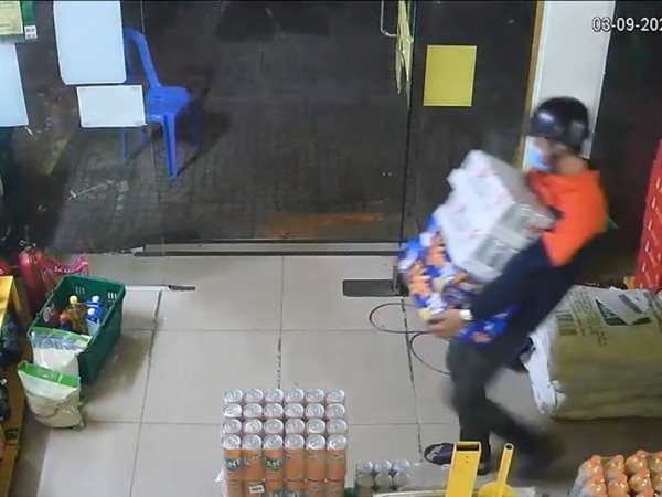 Thanh niên đột nhập Bách Hóa Xanh trộm 7 thùng bia, nước xả vải...