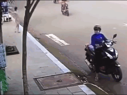 Đôi vợ chồng ôm thùng bia bỏ chạy nhưng 'quên' trả tiền