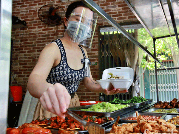 Người dân 'vùng xanh' ở Gia Lâm phấn khởi ngày hàng quán được mở cửa trở lại: Vui hơn nhặt được tiền!