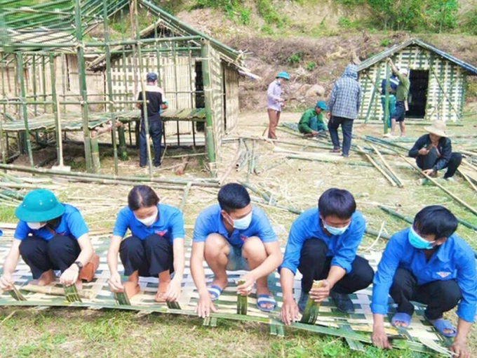 Người dân dựng cả chục ngôi nhà bằng tre nứa trên núi để làm khu cách ly Covid-19