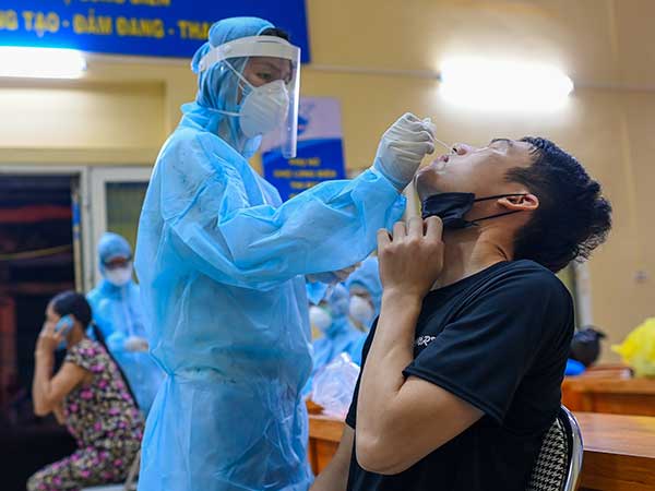 Một người từng nhiễm SARS-CoV-2 cách đây 10 tháng nay lại mắc COVID-19, Hà Nội có thêm 5 ca nhiễm mới