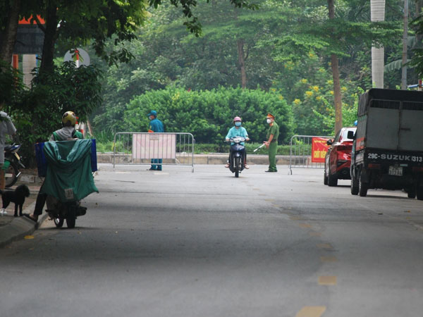 Hà Nội: Lập chốt cứng, tạm phong tỏa nơi ở của ca tái dương tính SARS-CoV-2 vừa ghi nhận ở Cầu Giấy