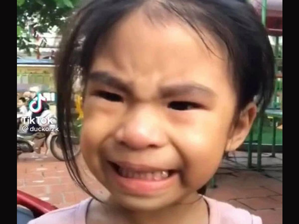 Em bé gây bão mạng 'Cười đi rồi cho nghỉ học' nay đã vào lớp 1, nhìn chững chạc hơn hẳn nhưng vẫn không hết tấu hài