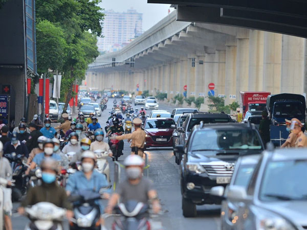 Ảnh: Đường phố Hà Nội đông đúc trước ngày siết chặt giấy đi đường