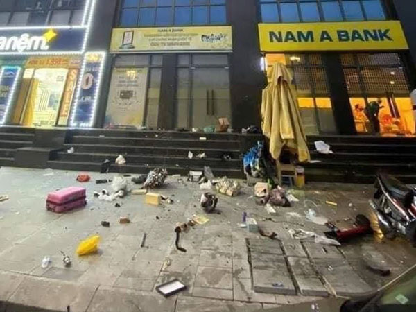 Cãi nhau với vợ, chồng ném vali quần áo, nồi cơm, đồ dùng sinh hoạt từ tầng 25 chung cư xuống đường