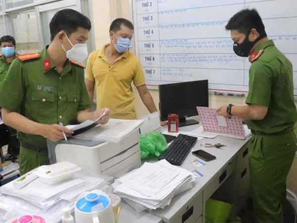 Một cán bộ phường ở quận 6 vừa bị bắt do móc nối tiêm vắc-xin Covid-19