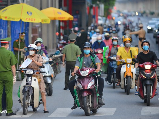 Hà Nội cho phép người dân tiếp tục sử dụng Giấy đi đường mẫu cũ