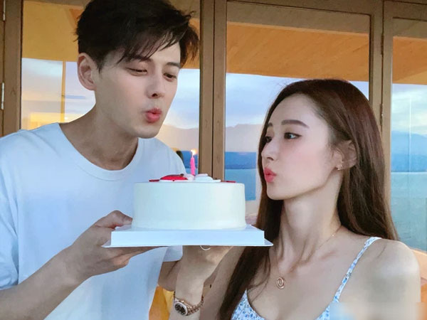Cbiz thêm cặp đôi hot: 'Ma cà rồng' Quách Phẩm Siêu U45 công khai hẹn hò mỹ nhân Tam Sinh Tam Thế kém tận 19 tuổi