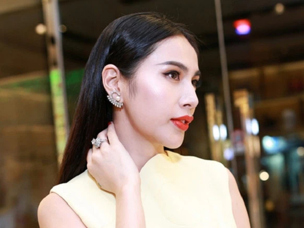 Thuỷ Tiên đích thị là dân chơi 'tiêu tiền quyển': Phụ kiện bạc tỷ xa hoa, nhận chỉ trích bởi 3 chiếc túi khi làm từ thiện