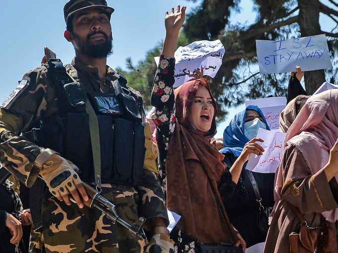 Taliban nốt phụ nữ dưới hầm ngầm để ngăn biểu tình tại Kabul