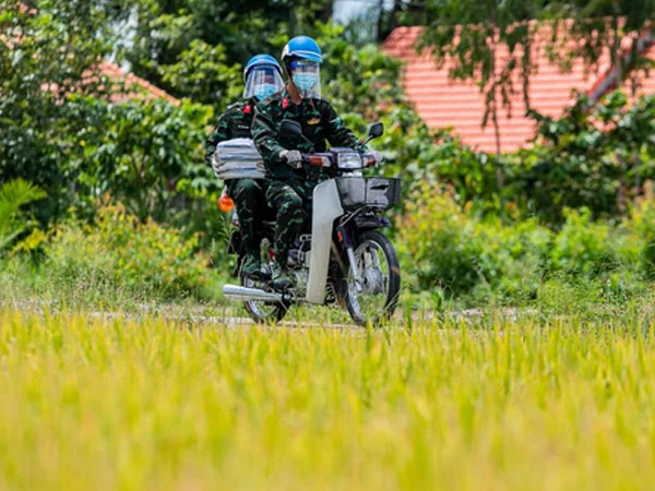 Ảnh: Bộ đội lặn lội xuống các xóm nhỏ, đến từng nhà trao sách cho các học sinh ở TP.HCM
