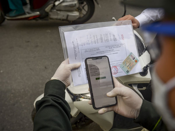 Hà Nội: Kiểm tra giấy đi đường có mã QR, phát hiện giấy tự viết tay kiểm tra ra tên người khác