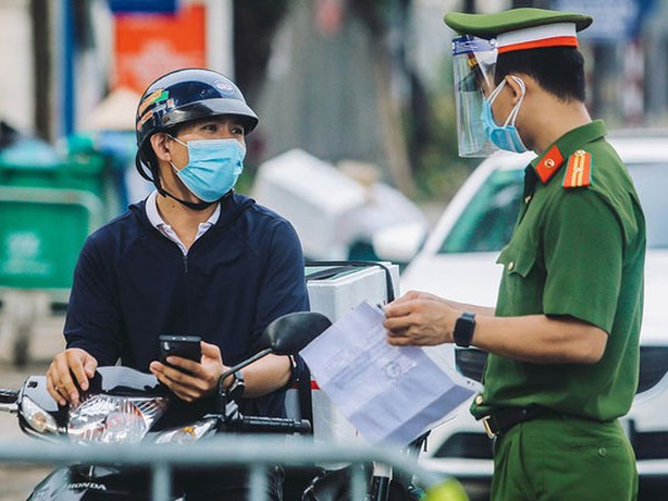 Hà Nội và những lần 'bẻ lái' về giấy đi đường