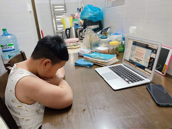 Dở khóc dở cười với loạt chuyện học online mùa dịch: Thầy hỏi bạn nào không biết soạn tin nhắn, trò đáp một câu khiến tất cả 'đứng hình'