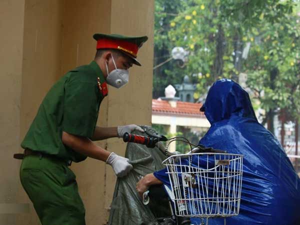 Hà Nội: Người thân đội mưa tầm tã tiếp tế cho khu phong toả hơn 1.200 dân chợ Đại Từ