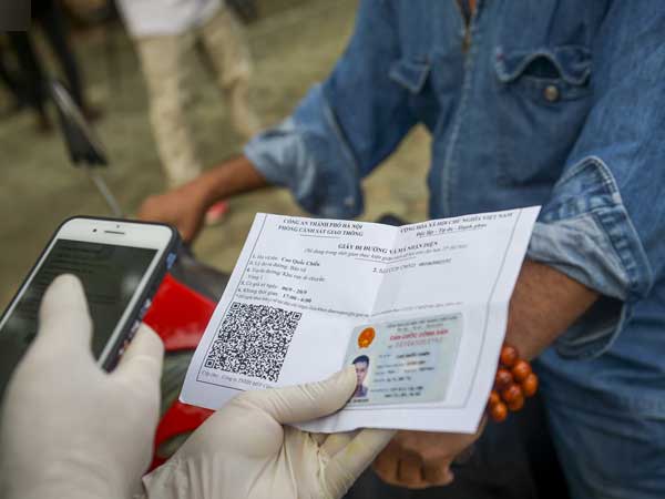 Hà Nội: Kiểm tra giấy đi đường có mã QR, phát hiện giấy tự viết tay kiểm tra ra tên người khác