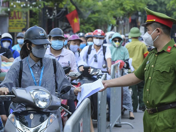 Thủ tướng yêu cầu Hà Nội điều chỉnh bất cập trong việc cấp giấy đi đường