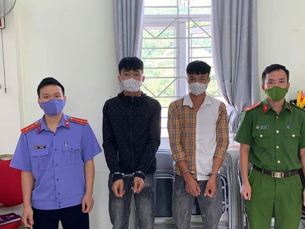 Nhìn 'ngứa mắt' lúc uống rượu, 2 thanh, thiếu niên đánh bạn trọng thương
