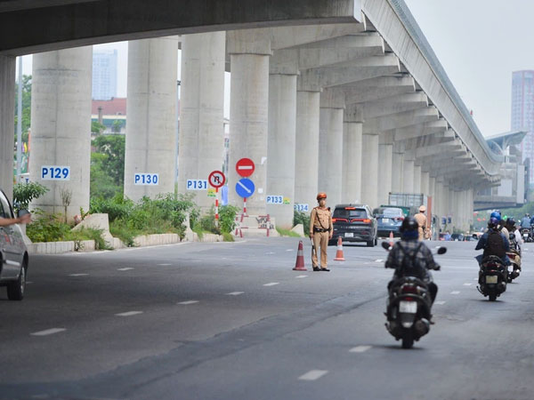 Hà Nội: Cảnh sát lập chốt dài hơn 1km kiểm tra người dân đi vào ‘vùng đỏ‘