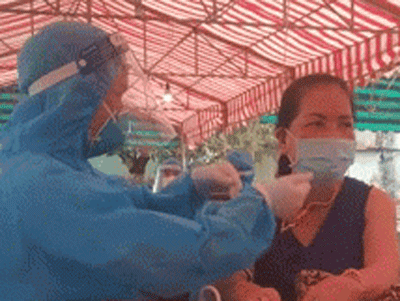 Nhân viên y tế 'xin vía' vàng của người dân đi tiêm vắc-xin: Clip 10 giây khiến tất cả bật cười