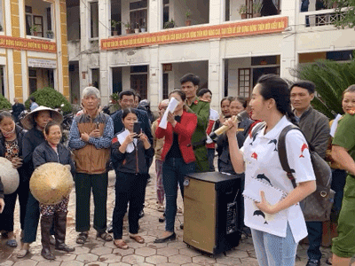 Không kêu gọi quyên góp, Bảo Thy cứu trợ miền Trung thế nào mà được cư dân mạng khen ngợi hết lời?
