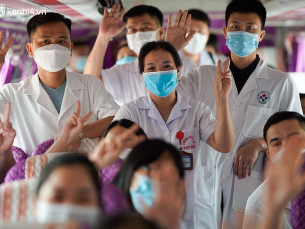 Ảnh: 500 cán bộ y tế tỉnh Phú Thọ đã có mặt tại Hà Nội, sẵn sàng hỗ trợ Thủ đô xét nghiệm và tiêm vaccine toàn dân