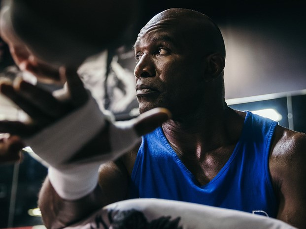 Huyền thoại từng bị Mike Tyson cắn tai trở lại thi đấu ở tuổi 'xưa nay hiếm', fan lo cho tính mạng của ông khi thấy hình ảnh mới nhất