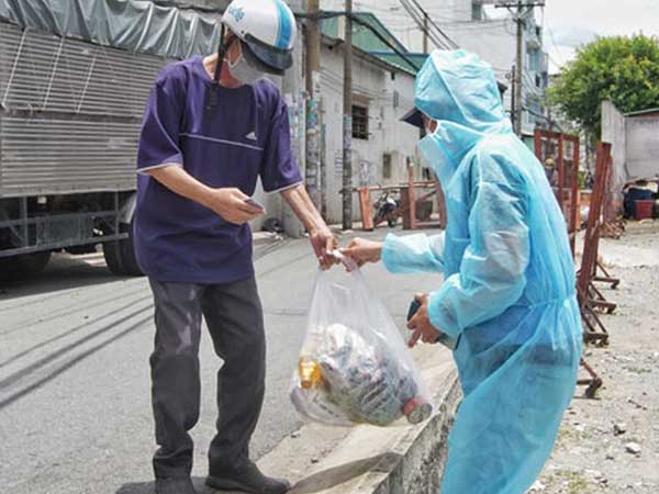 TP.HCM: Dân phản ánh được phát 15kg gạo nhưng phải ký nhận 1,5 triệu, chính quyền nói gì?